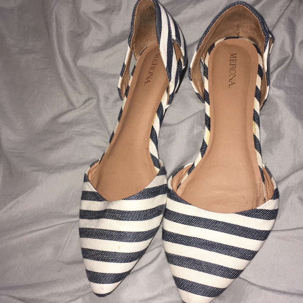 Like new, navy striped shoes😍